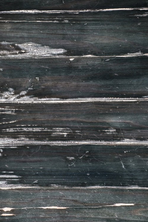 塗装の剥がれた木目テクスチャー、黒い木板に白い塗膜の筋状剥離