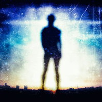 都会の夜明けに映しだされた巨大なヒトのシルエット（フォトモンタージュ）の写真