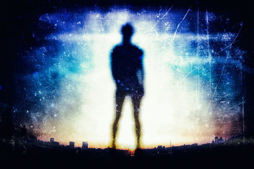 都会の夜明けに映しだされた巨大なヒトのシルエット（フォトモンタージュ）