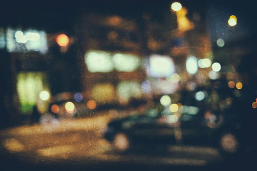 夜間の奥まった駐車場のノイズ映像（暗い夜景）