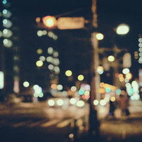 夜間外出時の街並みの風景（ノイズ）の写真