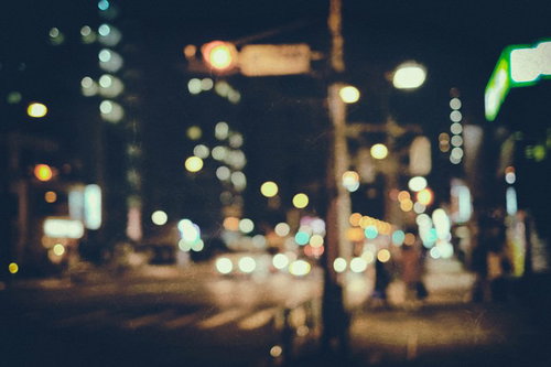 夜間外出時の街並みの風景（ノイズ）