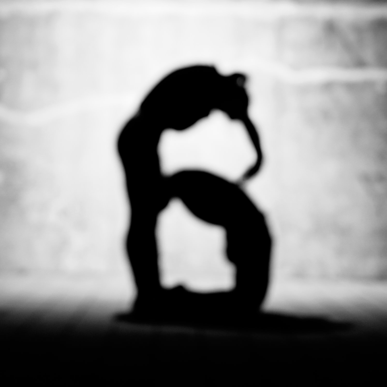 人体のシルエットで作ったアルファベット「B」の人文字（モノクロ）
