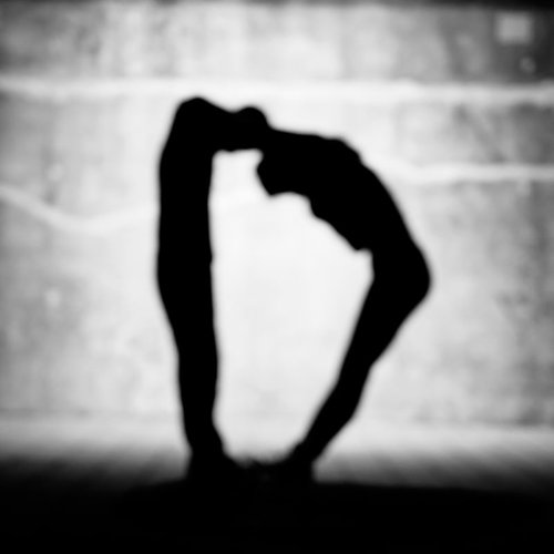 「D」のアルファベット（人文字）