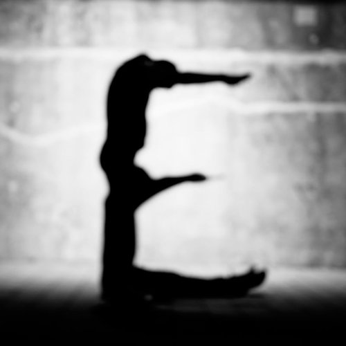 「E」のアルファベット（人文字）