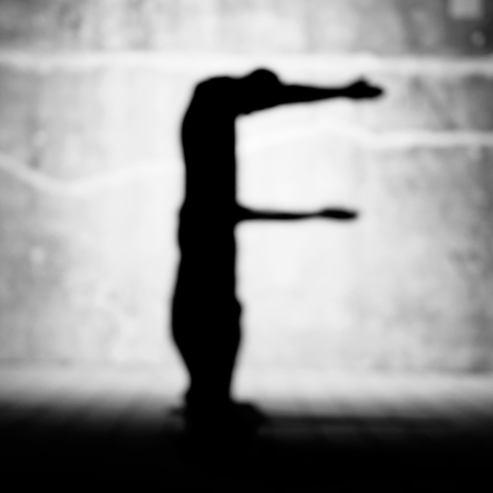 人が体でアルファベットの「F」を表現した人文字のモノクロシルエット