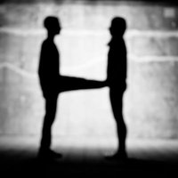 「H」のアルファベット（人文字）の写真