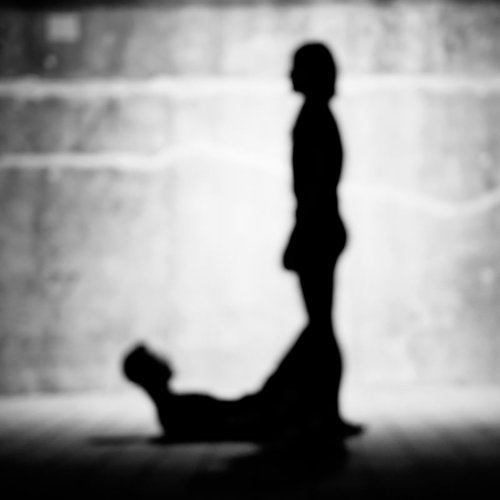 「J」のアルファベット（人文字）