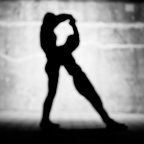 「R」のアルファベット（人文字）