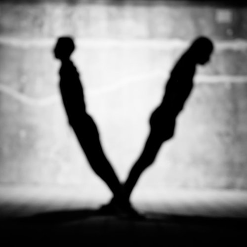 「V」のアルファベット（人文字）