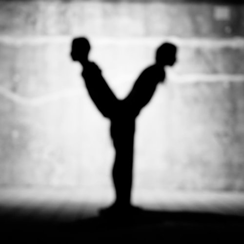 「Y」のアルファベット（人文字）