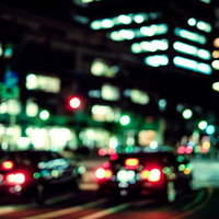 交通量の多い深夜のオフィス街の写真