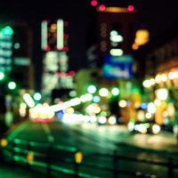 夜道、横浜の明るい大通り、街灯と看板の光が連なる都市夜景の写真