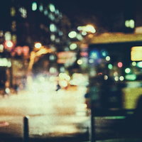 夜間の交差点を映すボケたライト（高感度）の写真