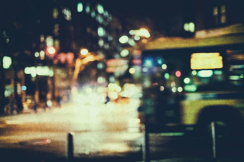夜間の交差点を映すボケたライト（高感度）