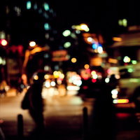 帰宅者と交通量の多い夜間の大通り、信号とヘッドライトの夜景の写真