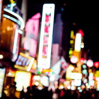 夜のネオン街を彩るイルミネーション - 都市夜景の光と影の写真