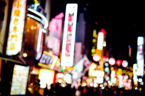 夜のネオン街を彩るイルミネーション - 都市夜景の光と影