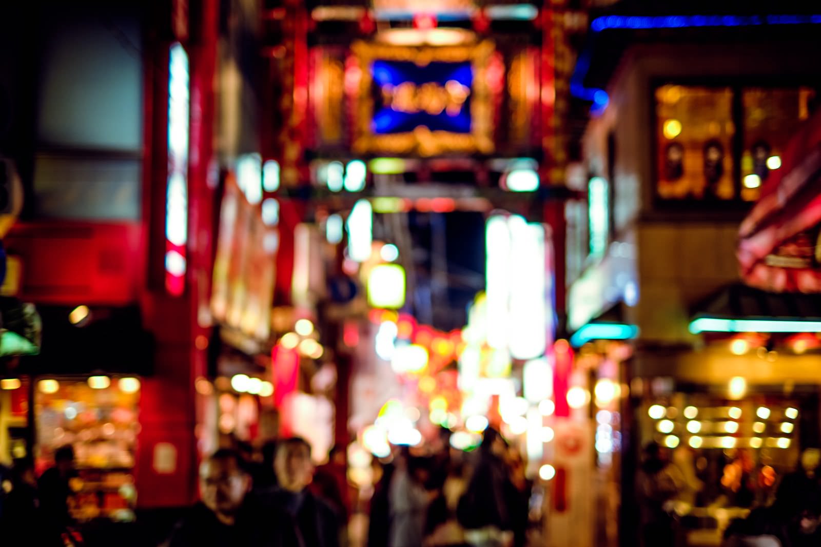 夜の中華街の路地とネオン看板