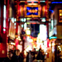 横浜中華街（ピンぼけ）の夜の路地の写真