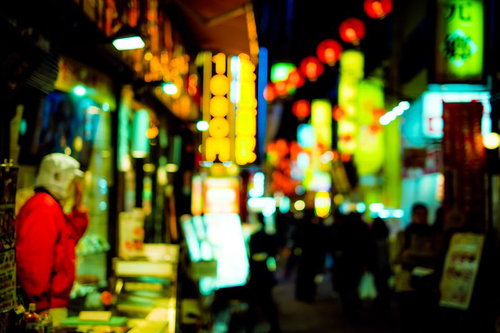 夜の下町路地裏に灯る居酒屋の看板と昭和レトロな町並み