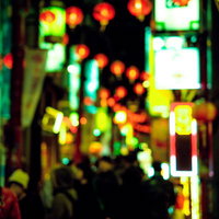 中華街の夜間を彩るネオン看板と提灯の夜景の写真