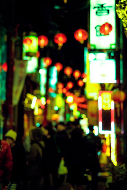 中華街の夜間を彩るネオン看板と提灯の夜景