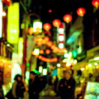 牛の着ぐるみで白紙を指差すスーツの人の写真