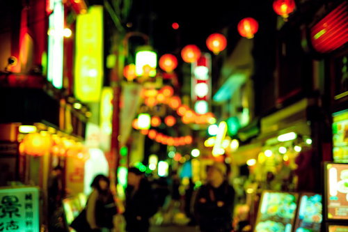 牛の着ぐるみで白紙を指差すスーツの人