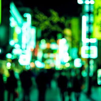 袴姿で卒業証書を持つ笑顔の女性の写真