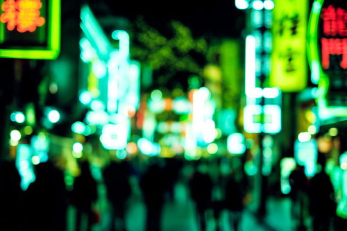 袴姿で卒業証書を持つ笑顔の女性