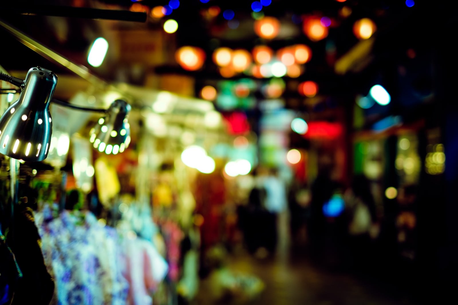 居酒屋街の路地裏で複数の明かりがボケて輝く夜景