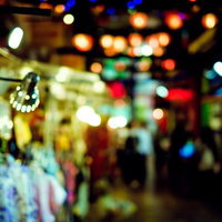 眠らない路地裏の居酒屋街の明かりとネオン灯りの写真