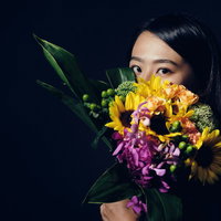 田んぼのあぜ道に立つ石祠と水鏡の写真