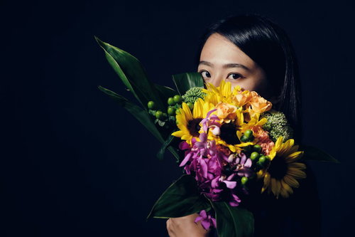 田んぼのあぜ道に立つ石祠と水鏡