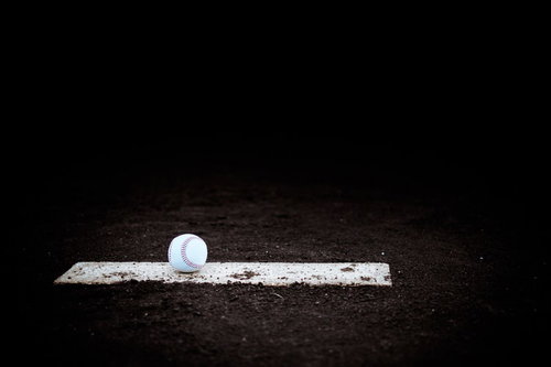 野球のピッチャープレートに置かれた硬球