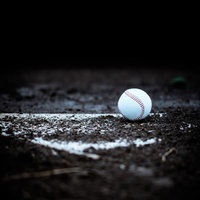 試合終了、ホームベースに転がる硬球、野球グラウンドの土の写真