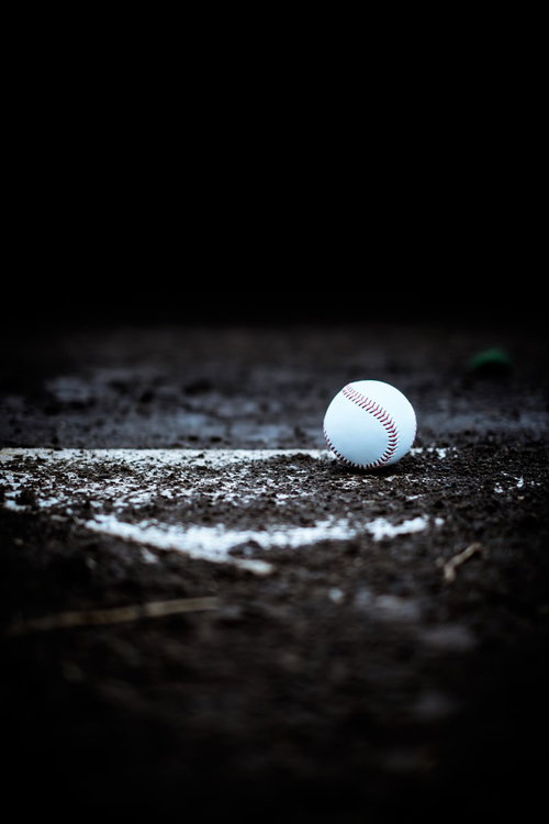 試合終了、ホームベースに転がる硬球、野球グラウンドの土