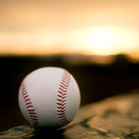 夕暮れの中で迎える3年最後の夏（高校野球）の写真