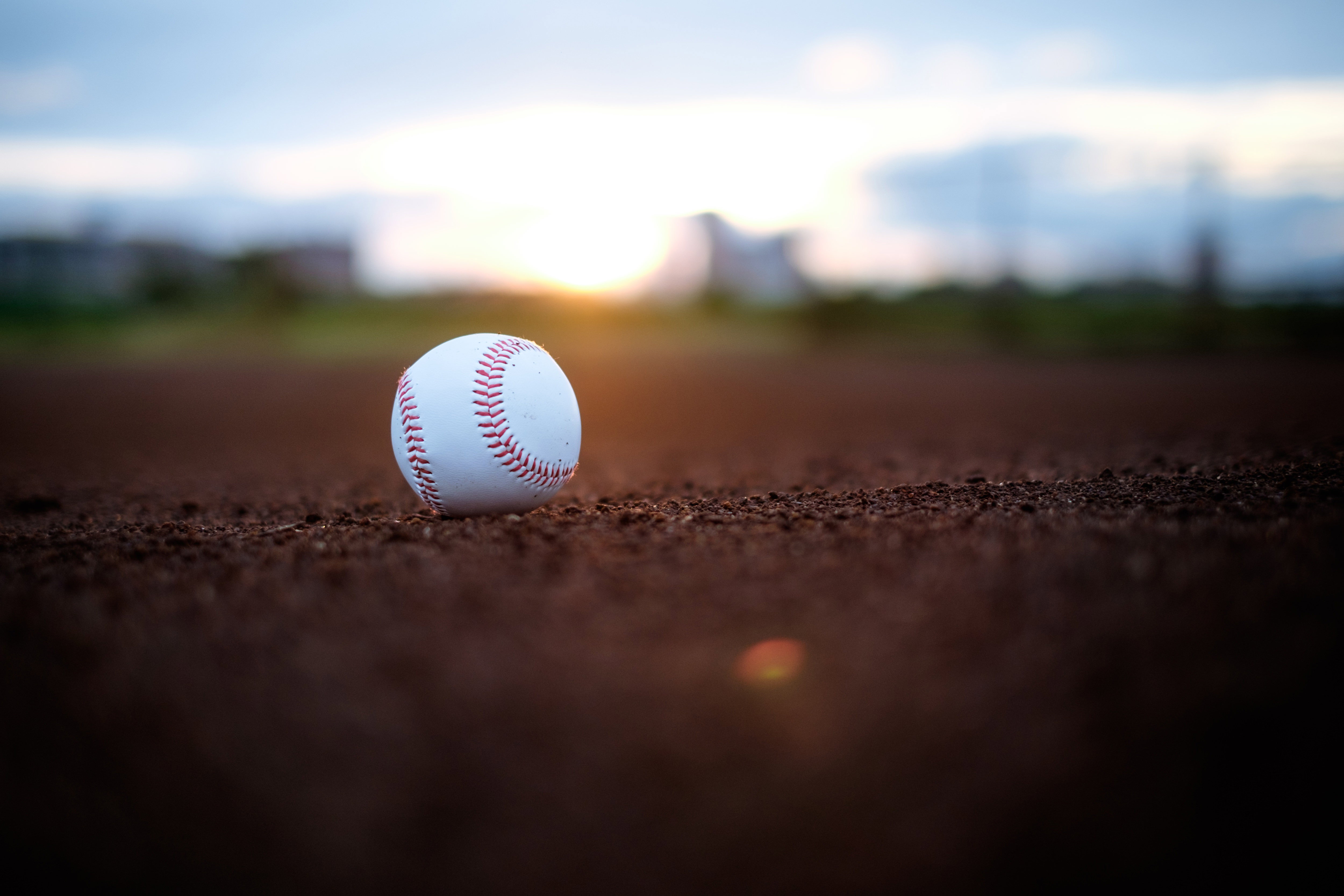 夏の高校野球シーズンの到来をイメージした硬式球の写真