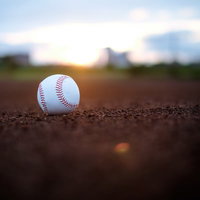 高校野球の夏が始まる、グラウンドに置かれた硬球の写真