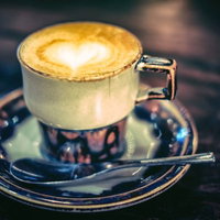 ハート模様のラテアート、カフェのコーヒーの写真