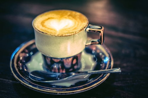 ハート模様のラテアート、カフェのコーヒー