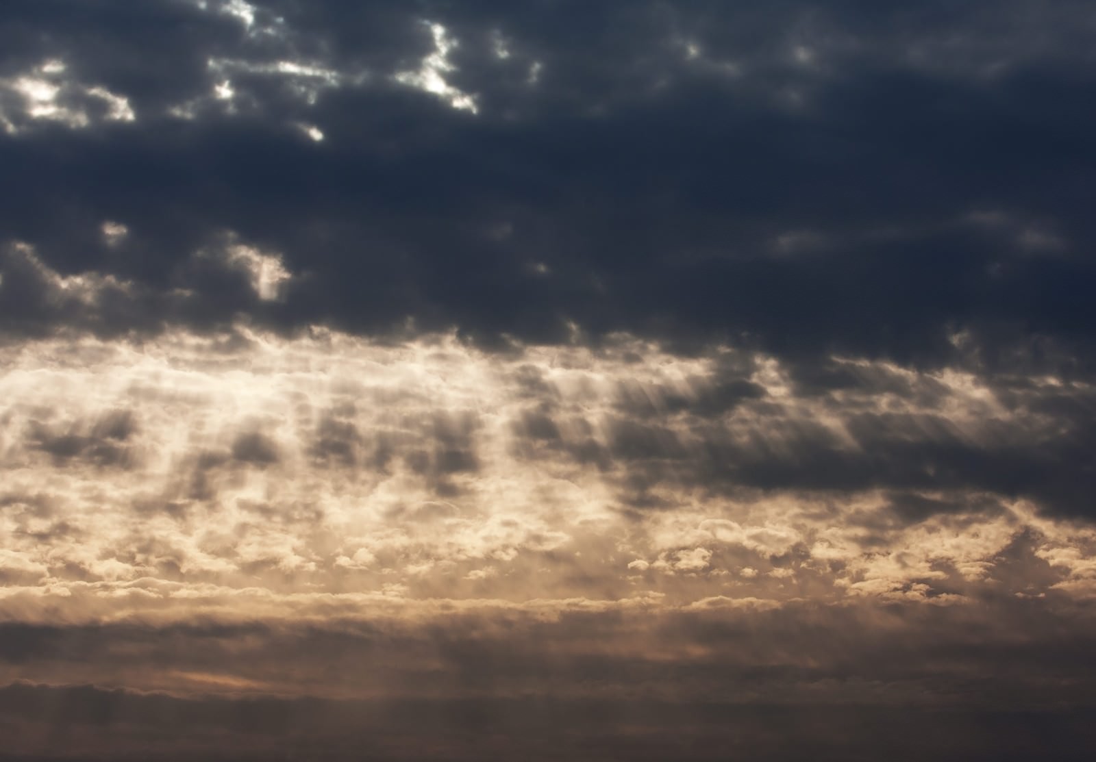 夕暮れの空に薄明光線が差し込む雲