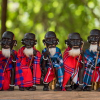 並んだ民族人形（木彫り・アフリカ土産）の写真