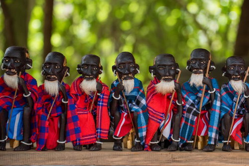 並んだ民族人形（木彫り・アフリカ土産）