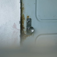 開かない扉の古びたドアノブの写真