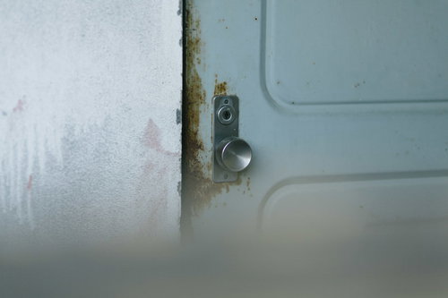 開かない扉の古びたドアノブ