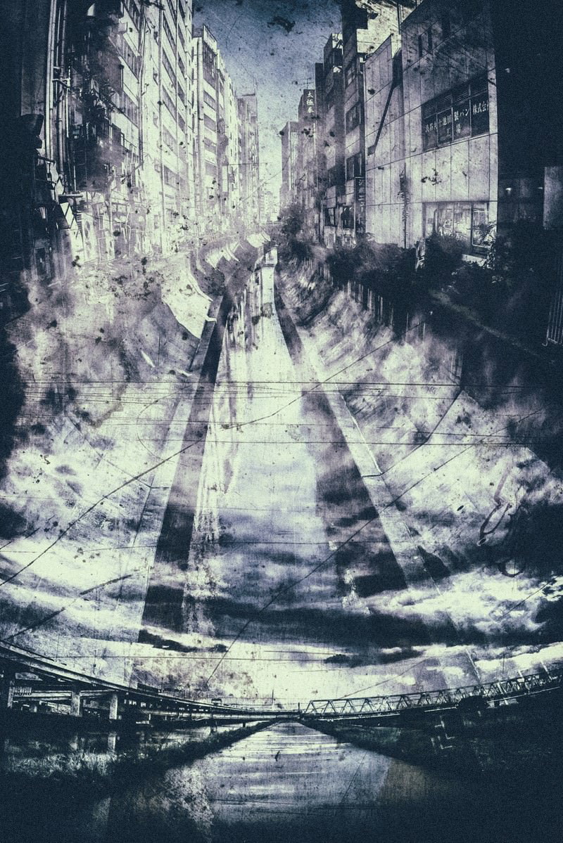 複数の画像を重ねたフォトモンタージュで、ビル群に挟まれた川が流れる都市風景