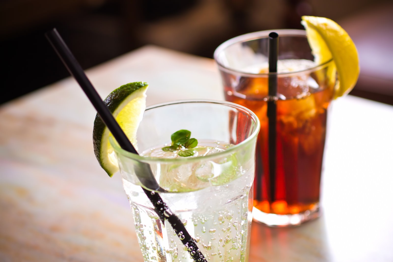 アイスティーと炭酸のグラス
